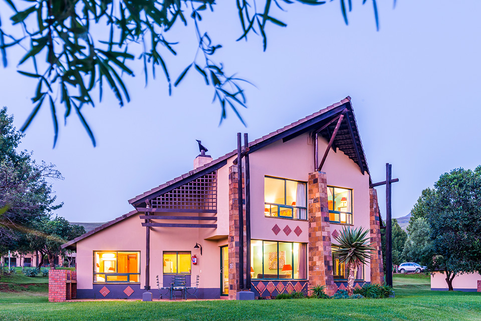 Chalets and mountain surroundings at Alpine Heath Resort